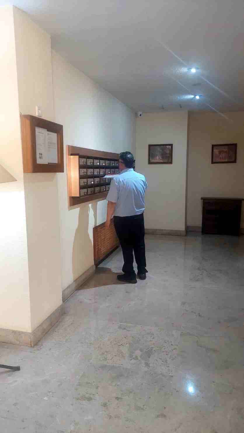 Servicios de conserjería para comunidades – revisión de buzones en zonas comunes