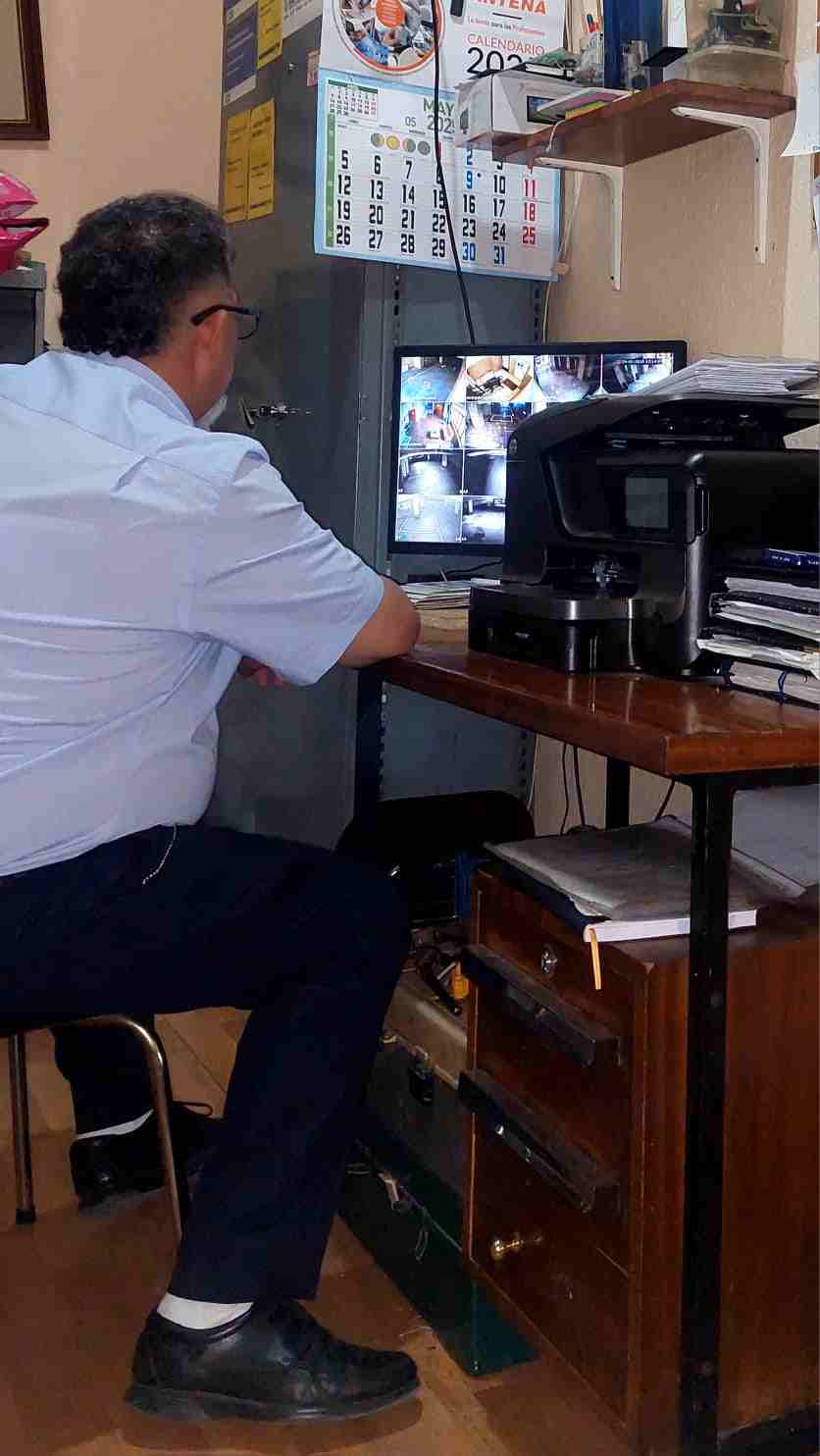 Servicios de conserjería con control de accesos y supervisión de seguridad en comunidades