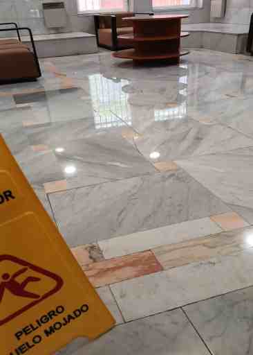 Abrillantado de suelos en portales comunitarios en Madrid con señalización de seguridad – Hispalimp