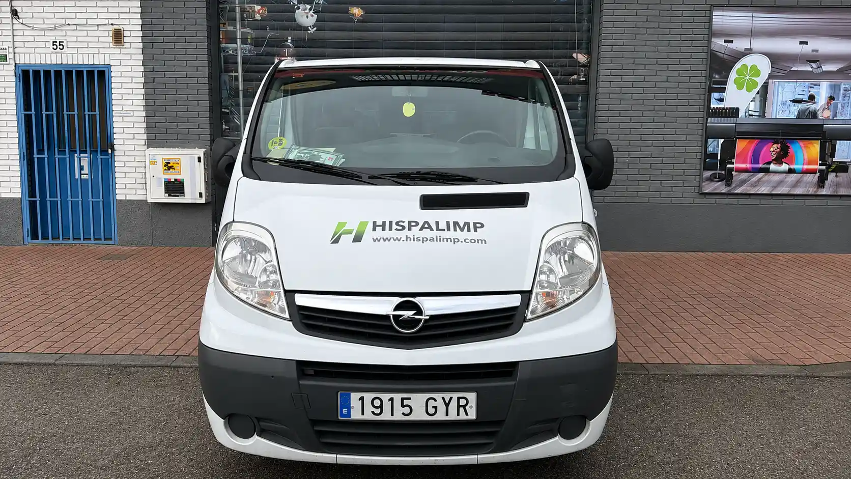 Vehículo de Hispalimp utilizado para prestar servicios de limpieza de oficinas en Cuatro Caminos, Bravo Murillo y Tetuán.